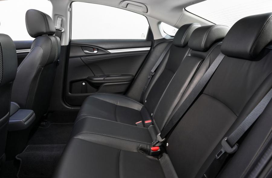 Интерьер Honda Civic VTi-LX Sedan (FC) 2019 года  (AU) (фото 15 из 28)